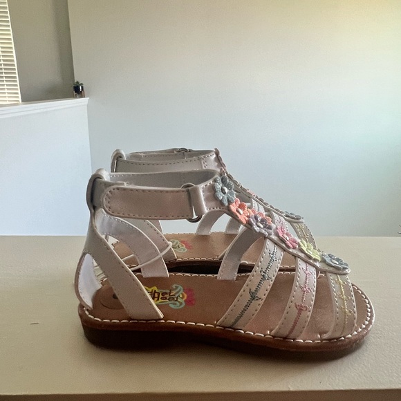 NWOT Rachel Shoes Tatiana White Gladiator Sandals with Flowers, Size 8 - Picture 5 of 7